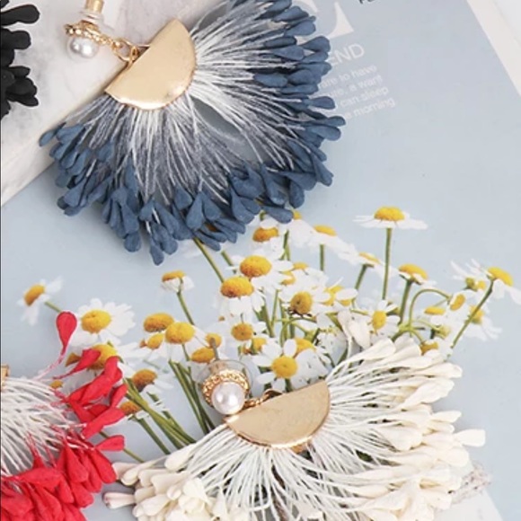 🎈🧨💗Host Pick ☄️🧨 Unique design white Hanging drop earrings - Picture 4 of 7